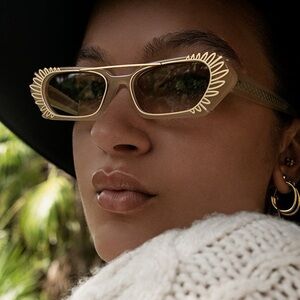 🌞 Apercu x Oumayma Slim Oval Sunglasses Dune w/ Palm Clip Accessory